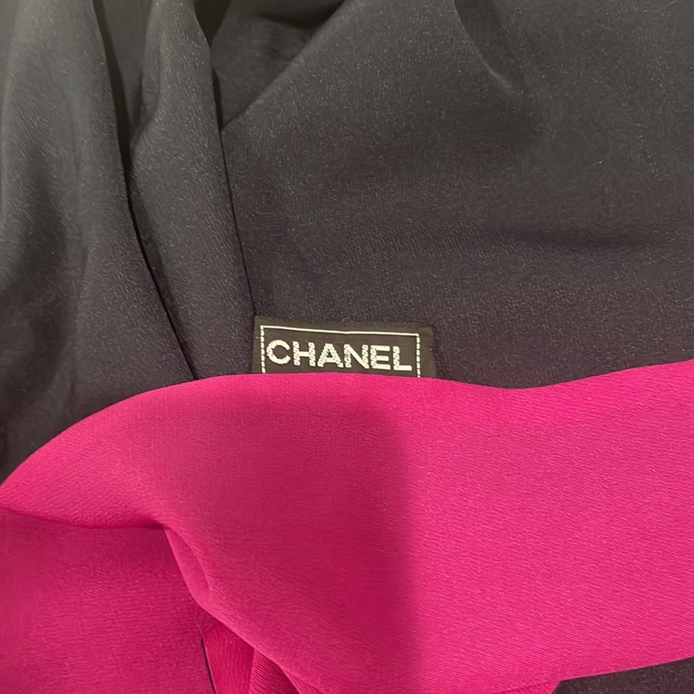 Vintage Double Sided Chanel Silk Scarf. Black reverses to magenta. - Picture 4 of 14